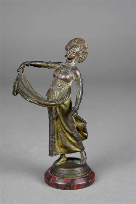 sculpture en régule patiné bronze représentant une danseuse dans le goût exotique traces de