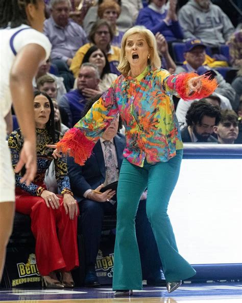 Lsu S Dress Like Kim Mulkey Night Had Fans Channeling Tigers Women S Basketball Coach