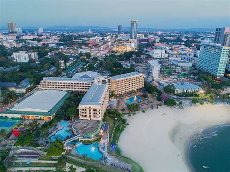 The Dusit Thani Pattaya Contemporary Thai Luxury Hotel On The Shores