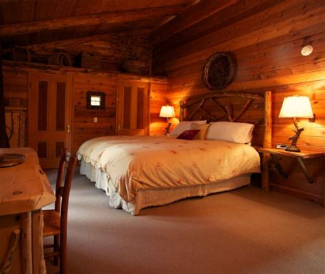 Adorable 25 Cozy Wooden Cabin Bedroom Design Idea For Summer Holiday