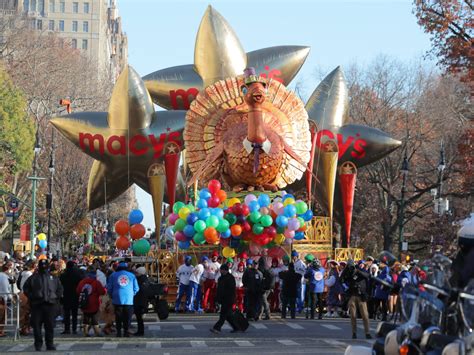 Giant Balloons Blankets Decorate Frigid Macys Thanksgiving Day Parade