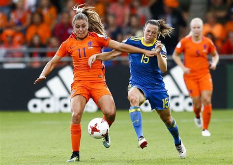 Met dit dames voetbalshirt van het nederlands elftal steun jij de vrouwen van het nederlands dames elftal! Eindelijk staat vrouwenvoetbal in Nederland op de kaart ...