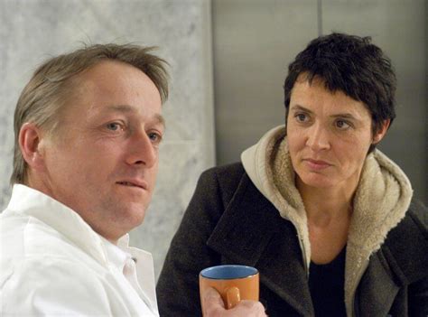 Mit blumen für sekretärin edith keller (annalena schmidt) und schönen worten für. Tatort Folge 654: Roter Tod - Tatort Fans