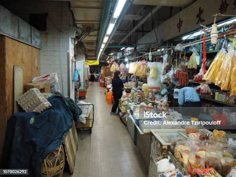 Gambar Pasar Makanan Di Dalam Sebuah Bangunan Dekat Lok Ku Road Queens