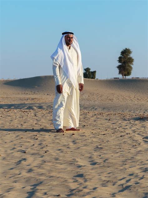 Homme Arabe Dans Le Désert Photo Stock Image Du Horizontal 61541252
