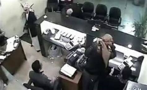 شاهد بالصور عملية السطو المسلح على البنك الأهلي في عدن لحظة دخول المهاجمين