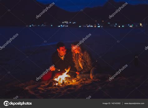 Couple Roasting Marshmallows — Stock Photo © Olegbreslavtsev 142143302