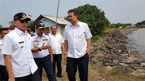 Banjir yang merendam 6 kecamatan di wilayah subang bagian utara hingga kini belum surut. Mega Proyek Pelabuhan Rp25 Triliun di Subang Ngambang