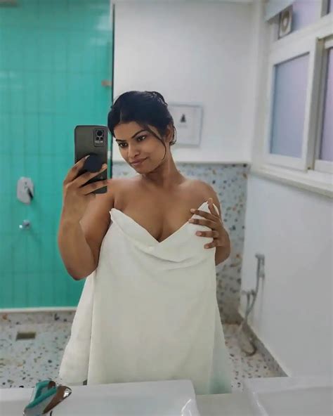 Nidhi Goel Captures Her Naked Bust While Bathing Hots Lk Explore