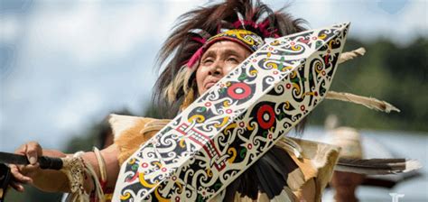 Drag salah satu titik yang sudah terseleksi dengan mouse ke arah bawah kiri, sehingga akan terlihat seperti pada gambar. Motif Dayak | Tato, Baju Adat, Batik, Wanita, Kebudayaan ...