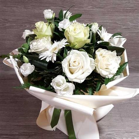 Scegli la consegna gratis per riparmiare di più. Bouquet di fiori bianchi per matrimonio invio fiori online
