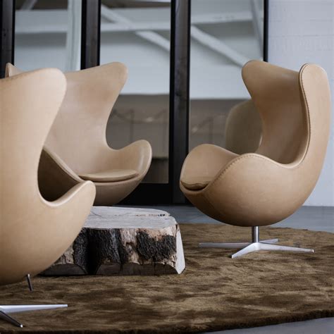 The phrase egg chair conjures up a midcentury image of a sleek, round, pedestaled seat, shaped exactly like the eponymous egg, but one is the trademarked version, designed by arne jacobsen. Egg™ Chair | Arne Jacobsen | Fritz Hansen | SUITE NY
