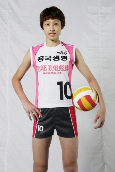 South korean female professional volleyball player. 서울신문 김연경 선수, 여고시절 '보이쉬' 매력 작렬