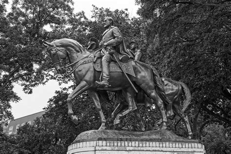 Statue Of General Robert E Lee On His Horse Traveller By Mountain Dreams