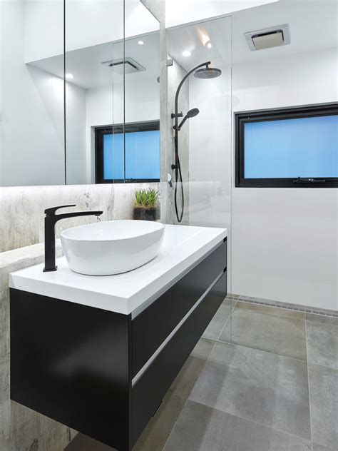 Monochromatic makeover: a modern bathroom - Completehome