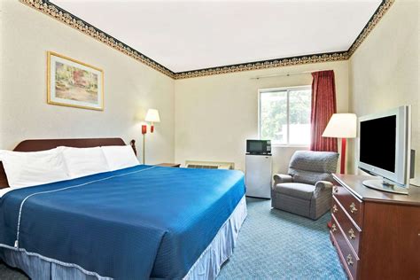 Howard johnson hotels offers the best rate guarantee and comfortable rooms. Howard Johnson Inn Bethel, CT - See Discounts