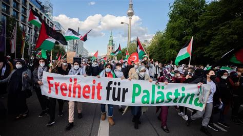 Pro-Palästina-Demo mit über 2000 Menschen vorzeitig beendet - B.Z