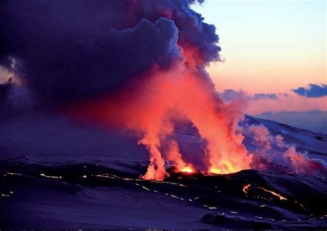 Después de miles de sismos en la península de #reykjanes en #islandia, hace erupción el volcán #krysuvik alerta roja pic.twitter.com/rqlt7rjdv5. Mon grenier à maillots: Islande - Ísland - Iceland - 2009