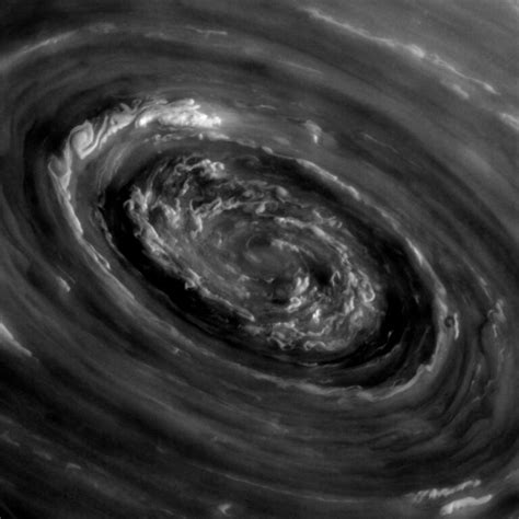 Cassini Brengt Het Monsteroog Van Saturnus Noordpool In Beeld