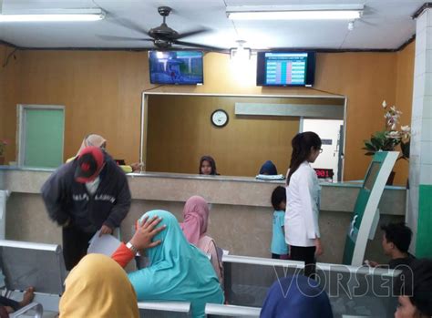 Sampai di rumah sakit yang dimaksudkan, saya menunjukkan kartu rekam medis kepada petugas pendaftaran, setelah itu menemui petugas triase ( dilakukan oleh perawat ) ditanya keluhan awal, saya utarakan keluhan saya kepada petugas triase. Antrian di Rumah Sakit Umum Daerah Cilincing