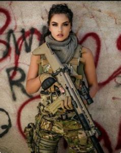 من یصور بھذا التطبیق و فیھ تكون=الصور ظریفة و جمیلة. رمزيات بنات بالباس العسكري2020 صور بنات مقاتلات - نجوم سورية