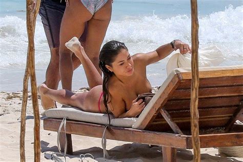 Arianny Celeste Ex Ring Girl do UFC e Modelo Fez Topless Com Amiga em Uma Praia do México e