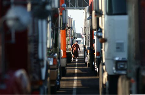 Truckers At Three Companies End La Long Beach Port Strike Picketing