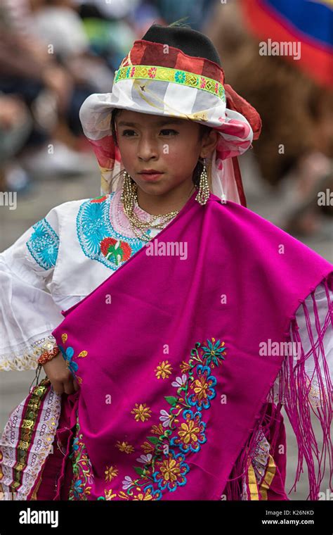 Juni 17 2017 Pujili Ecuador Junge Einheimische Mädchen In Heller Farbe Traditionelle Kleidung