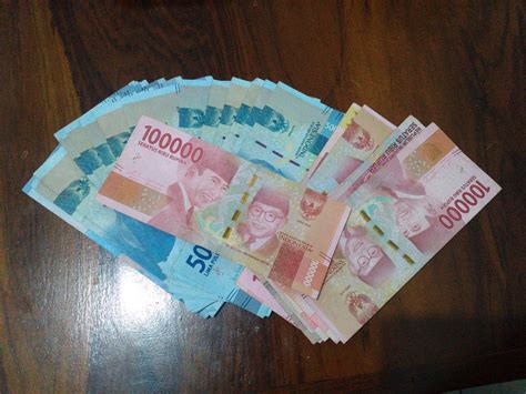 Tentu saja cara tersebut hanya akan memberikan keuntungan yang sesaat saja sementara kesusahannya bisa. Foto Uang Rupiah Banyak - Ratulangi