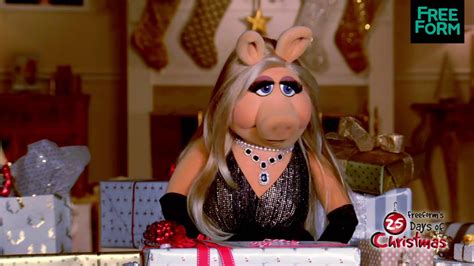 Miss Piggy Presents S 25 Days Of Christmas Freeform Youtube