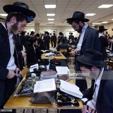 Hasidic Jew Clothing Photos And Premium High Res Pictures Getty Images