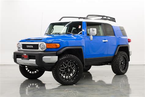 The name f j cruiser is a little bit familiar, and so is the badge on the front. 2007 Toyota FJ Cruiser 4WD | Ultimate Rides