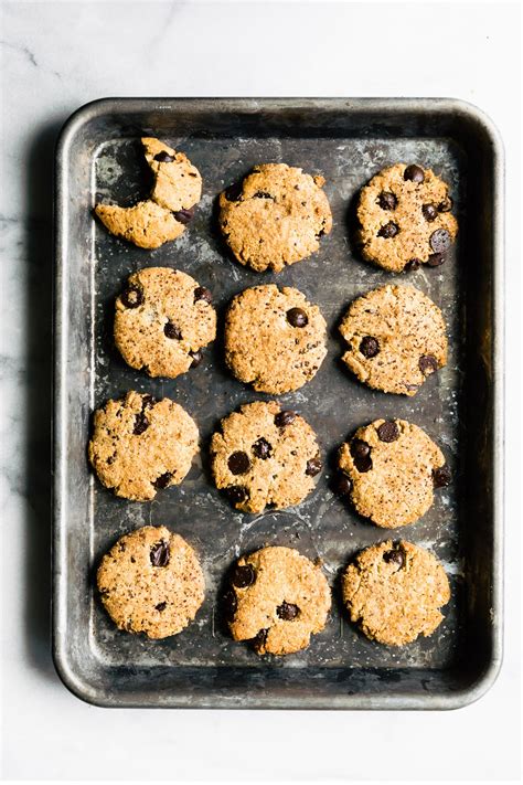 These vegan almond flour cookies are chewy, chocolatey, and full of good fats. Almond Flour Cookies (Vegan, Paleo) | Cotter Crunch