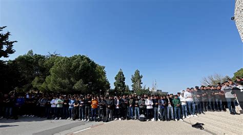 طلبة جامعة بيرزيت يسيرون في جنازة رمزية لتشييع زميلهم الشهيد عامر بدر الذي يحتجز الاحتلال