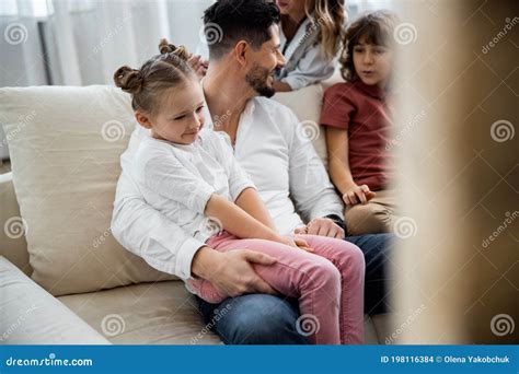 Papà Con La Figlia Seduta in Grembo Fotografia Stock Immagine di dell