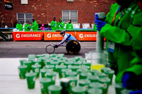 ethan hawke marathon newbie finishes at 4 25