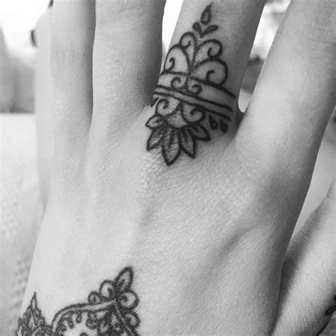 Middle Finger Tattoo On Olivia Fayne Hand Tattoos New Tattoos Body