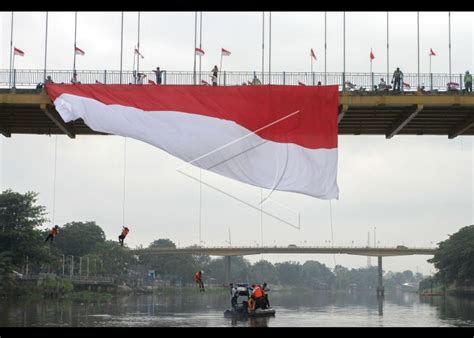 Pengibaran Bendera Merah Putih Di Jembatan Siak Iii Antara Foto