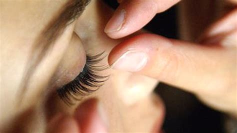 beginner s guide how to apply false eyelashes youtube