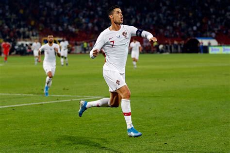 Cristiano Ronaldo Caccia Allultimo Record Con La Maglia Del