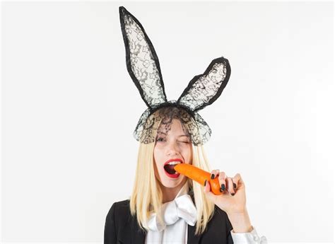 Feliz páscoa coelhinha da páscoa sexy comendo cenoura mulher sensual usando orelhas de coelho