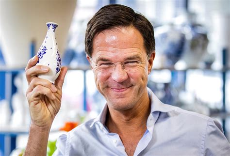 Prime minister mark rutte surprised people traveling through the hague central station with a piano performance on thursday. Mark Rutte is zondag in hartje Zwolle en dit is waarom ...