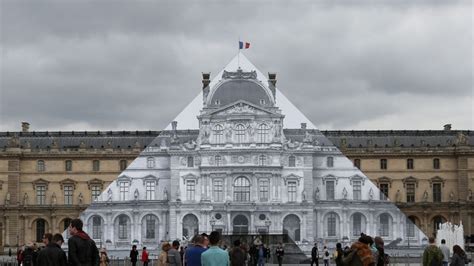 Video Jr A Fait Disparaître La Pyramide Du Louvre Le Parisien