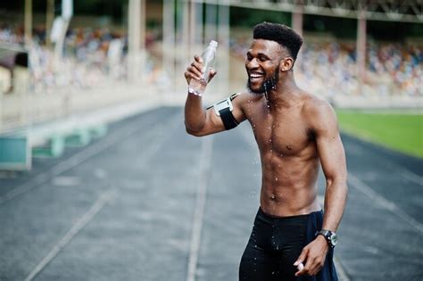 Африканский американский спортсмен сексуальный спортивный мужчина с голым туловищем и бегущим