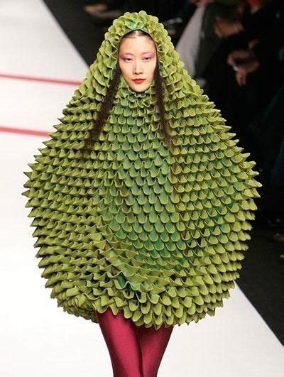 25 Ridiculous Catwalk Outfits That Youd Never Actually Wear パリコレ ファッションショー 奇抜なファッション