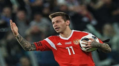 لوكاس بودولسكي مهاجم منتخب ألمانيا ونادي أرسنال الإنجليزي يحتفل صحبة ابنه بفوز منتخب بلاده وانضم بودولسكي إلى تشكيلة المنتخب الألماني للمرة الأولى عام 2004. RT Arabic - تشكيلة منتخب روسيا لمواجهة تركيا
