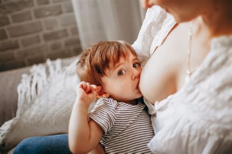 Karmienie niemowlaka najważniejsze zasady karmienia piersią i butelką