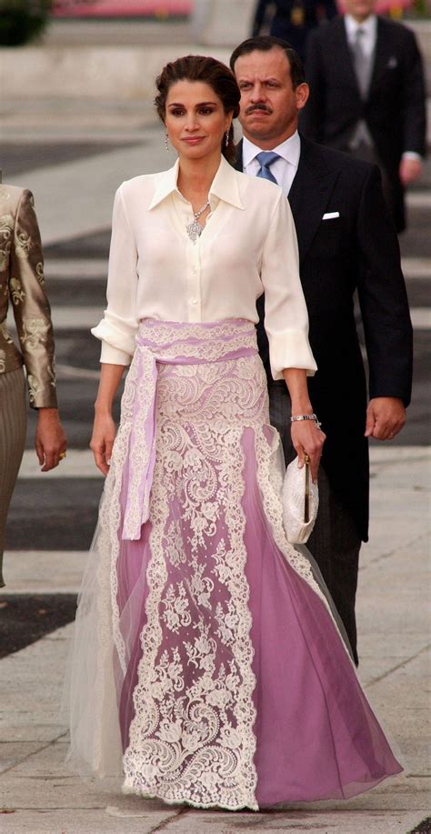 How Queen Rania Of Jordans 1993 Wedding Outfit Broke With Tradition