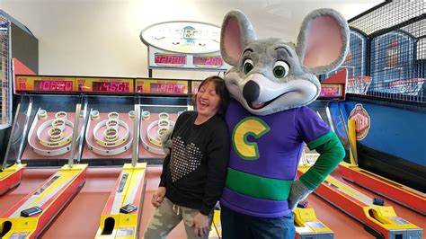 Chuck E Cheese Skee Ball Challenge Surprise Toys Pets Youtube