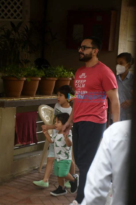 Photos Saif Ali Khan And Kareena Kapoor Khan Snapped With Sons Taimur And Jeh In Bandra 1